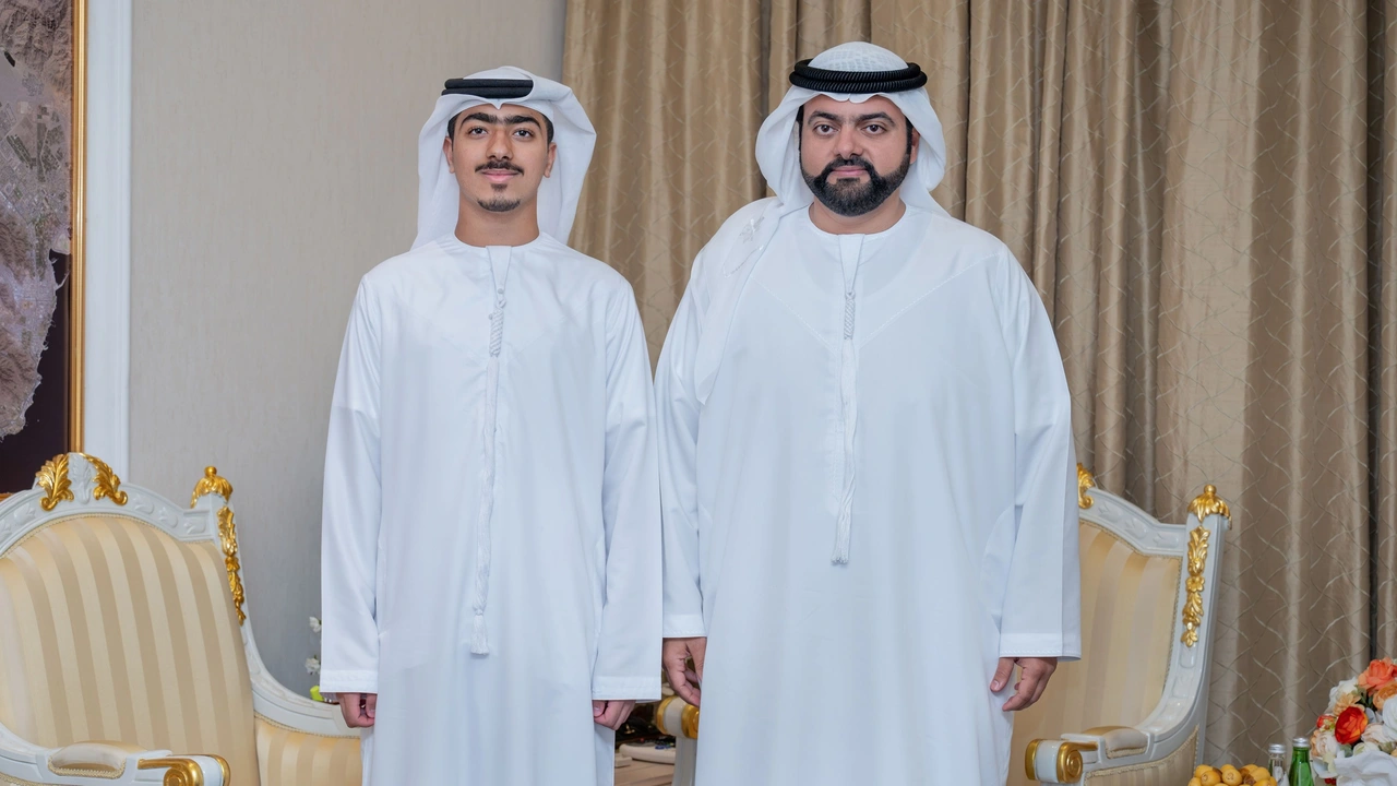 محمد الشرقي يتلقى الطالب راشد الظنحاني المتفوق في مدارس التكنولوجيا التطبيقية